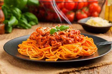 Plato de fideos gruesos con salsa
