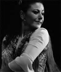 Carmen Mesa bailando flamenco con músicos