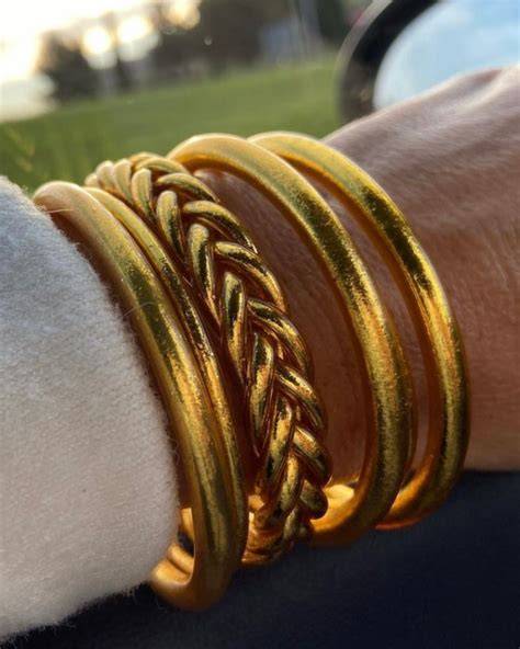 Pulseras tibetanas de pan de oro en una mesa de madera