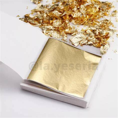 Artesano golpeando láminas de oro para crear pan de oro