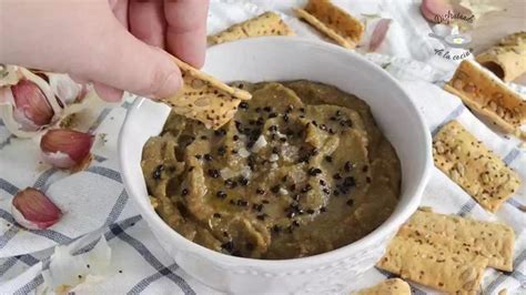 Dip de berenjena servido con pan