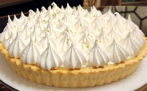 Pie de limón con merengue dorado