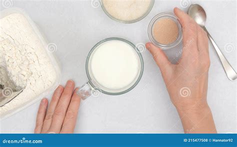 Proceso de disolución de la levadura en agua tibia