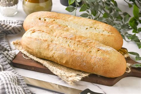 Barras de pan recién horneadas con cortes característicos