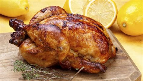 Platos de pollo asado recién hechos