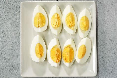 Huevos cocidos cortados en cuartos