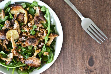 Ensalada de berros con hongos shiitake y almendras