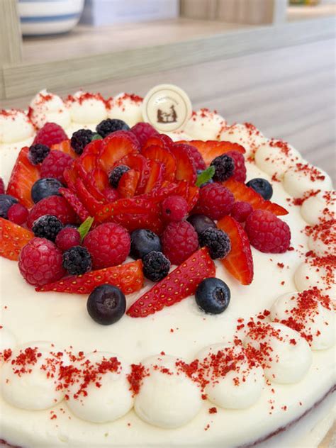 Tarta Red Velvet decorada con frosting y frutas rojas