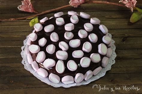 Decoración de tarta con nubes y chocolate