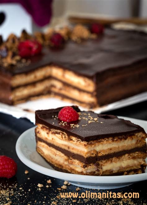 Capas de galletas y crema en tarta
