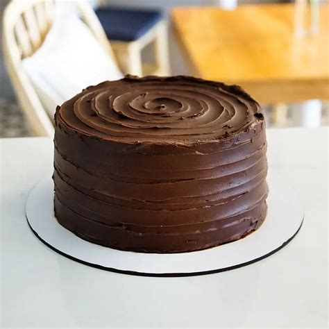 Aplicación de ganache de chocolate en tarta
