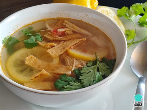 Plato de sopa de lima yucateca con todos sus ingredientes