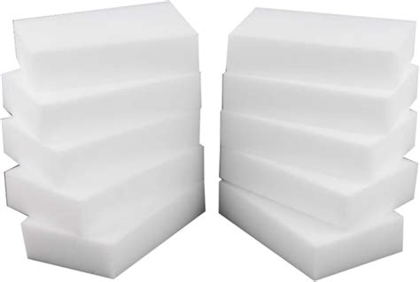 Esponja y cubo de agua para limpieza de paredes