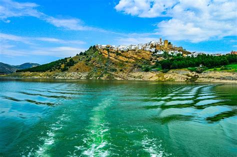 Castillo de Iznájar con vistas al embalse