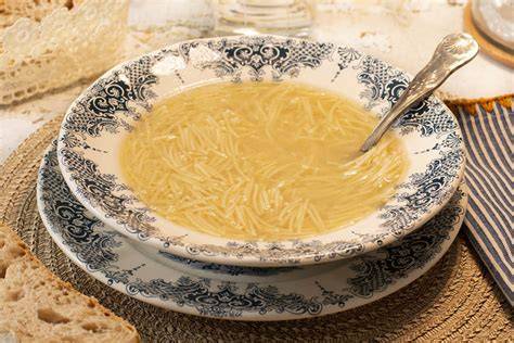 Plato de sopa de fideos casera