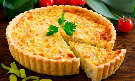 Variedad de tartas y quiches con masa quebrada
