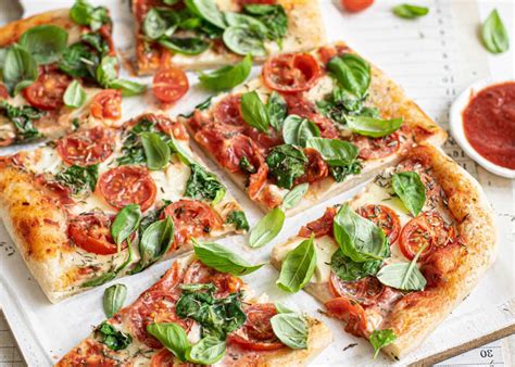 Pizza con espinacas y huevo recién horneada