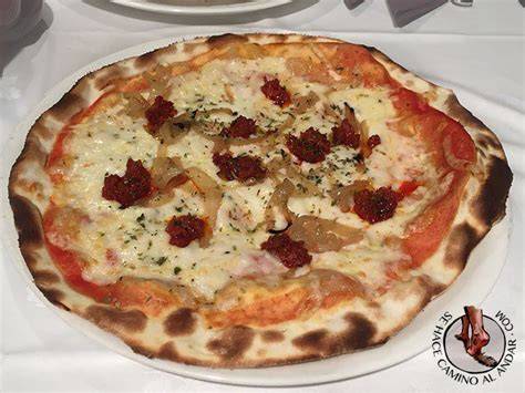 Pizza Menorquina con ingredientes locales