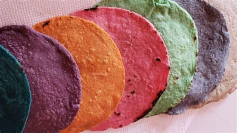 Variedad de colores de tortillas de maíz