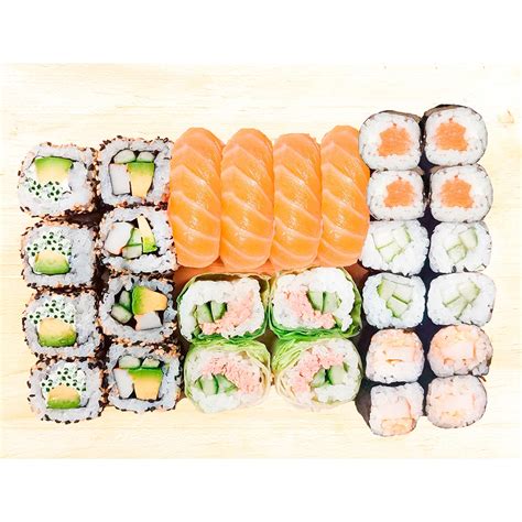 Tabla de sushi variado con nigiris, makis y rolls