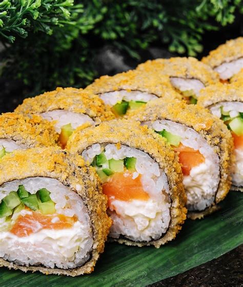 Rollos de sushi de salmón
