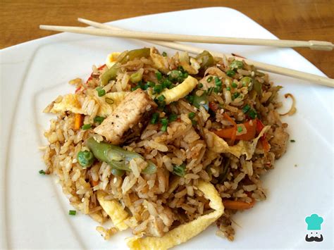 Plato de arroz frito con pollo y almendras