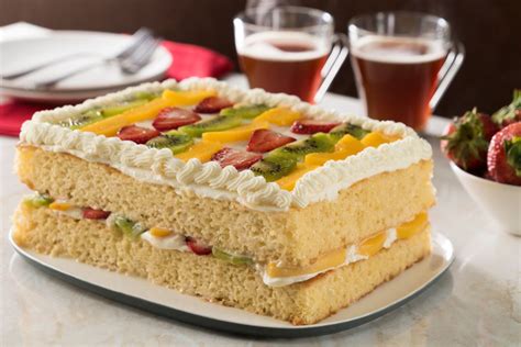 Pastel de tres leches con frutas frescas