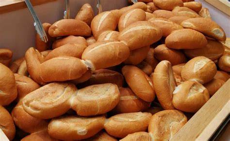 Bolillos recién horneados en una cesta