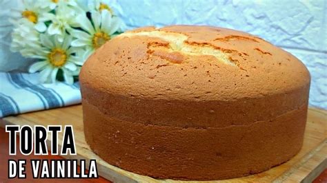Torta esponjosa de coco y yogur decorada con ralladura de lima