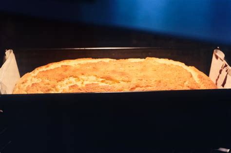 Bizcocho de coco recién salido del horno enfriándose en rejilla