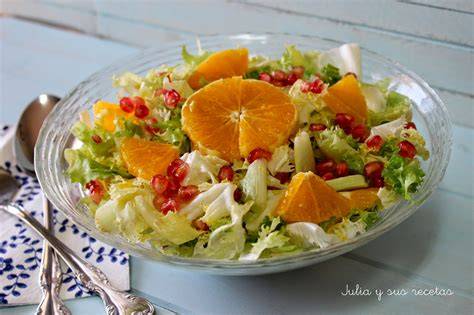 Composición visual de ensalada con granada y naranja