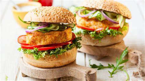 Hamburguesa de cangrejo con patata y escarola