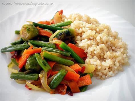 cuenco de arroz integral con vegetales y semillas