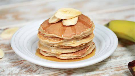 Panqueques de banana sin harina con fruta fresca y miel