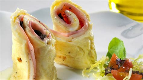 Sándwich envuelto en tortilla con queso y jamón