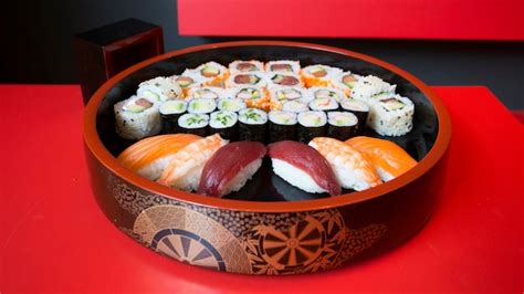Plato de sushi variado con ingredientes premium en SushiGO