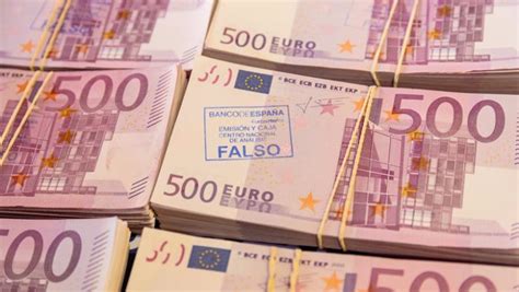 Papel de azúcar con billetes de euro falsos