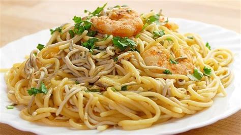 Plato de espaguetis con gulas y gambas