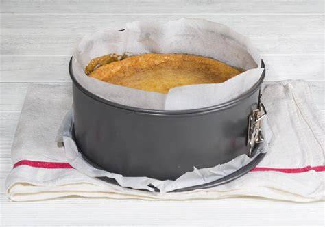Molde de tarta de queso con papel de hornear