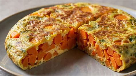 Tortilla de batata con ingredientes frescos