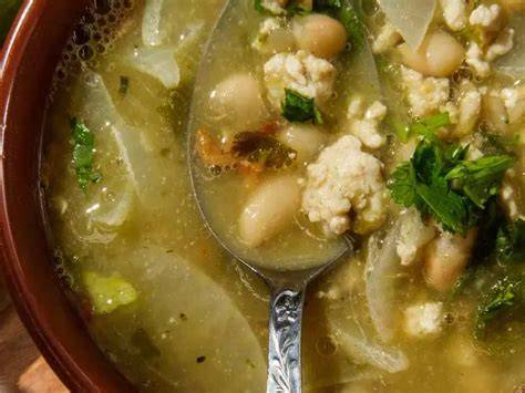 Plato de sopa de frijoles con pavo