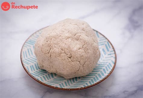Masa sin gluten extendida sobre una superficie preparada para el molde