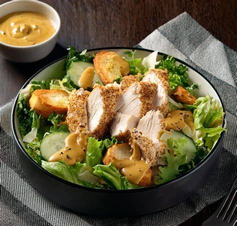 Ensalada de pollo crujiente con aderezo de miel y mostaza