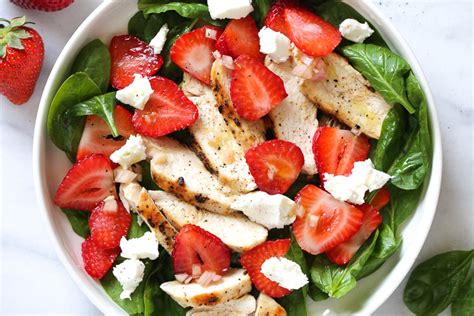 Ensalada tailandesa de pollo con fresas y arroz