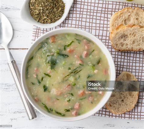 Sopa de berros portuguesa en un bol