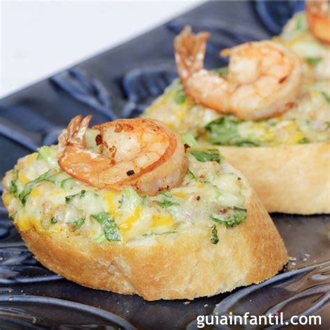 Tejas de pan con gambas y queso