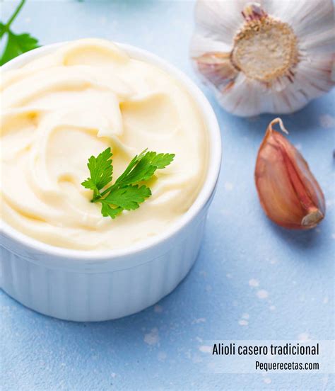 Bote de salsa alioli casera lista para servir