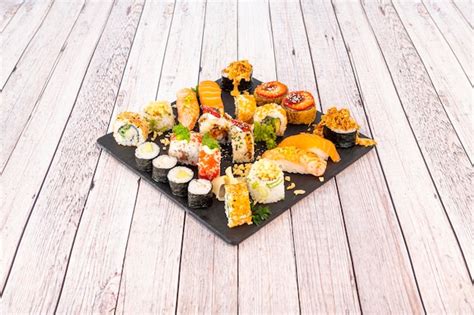 Plato de sushi variado y colorido