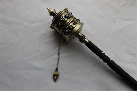 Rueda de oración tibetana tradicional con el mantra inscrito