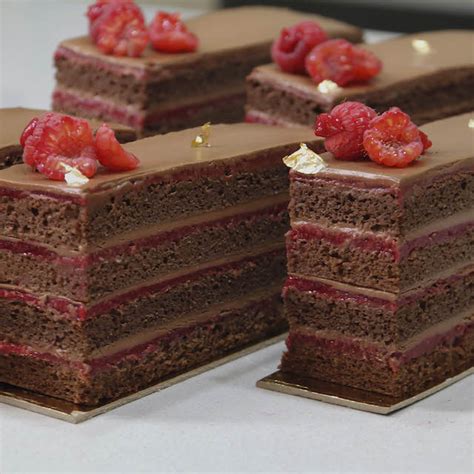 Pastel de capas de chocolate y frambuesa decorado